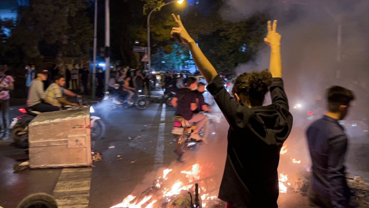 İran’da Mahsa Emini’nin ölümü ve ahlak polisi protesto edildi