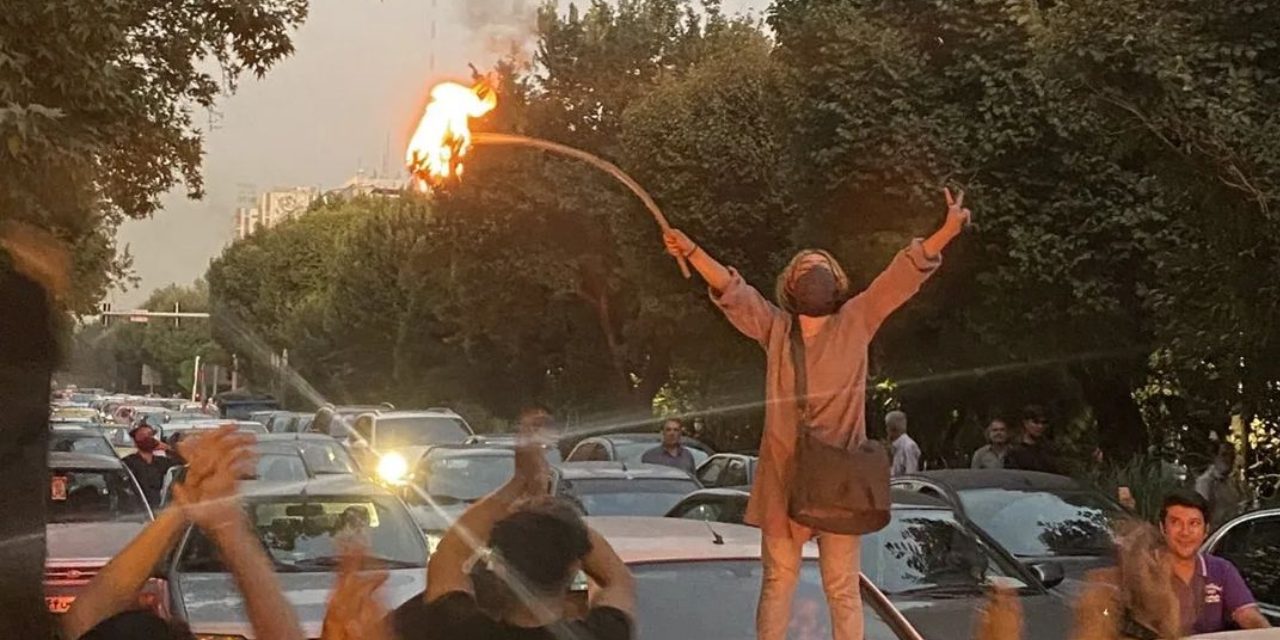 İran’da protestocular polisi püskürttü