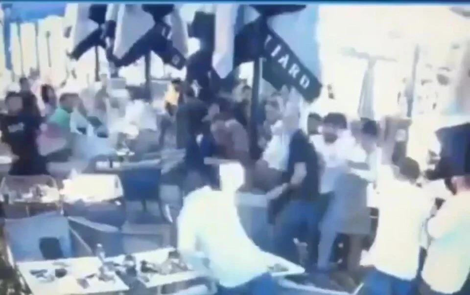 AVM’de silahlı çatışma çıktı! Herkes dehşeti yaşarken o limonatasıyla seyre daldı!