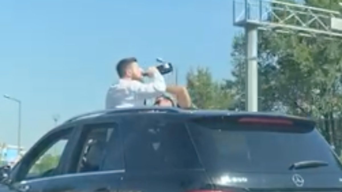 İstanbul’da akan trafikte aracın üstünde alkol içtiler