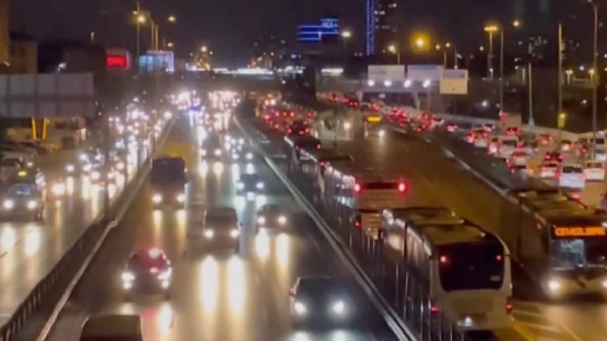 İstanbul’da arızalanan metrobüs yoğunluk oluşturdu