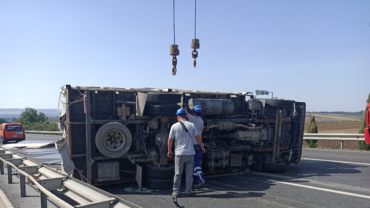 İstanbul’da, TEM Otoyolu’nda kamyonet devrildi