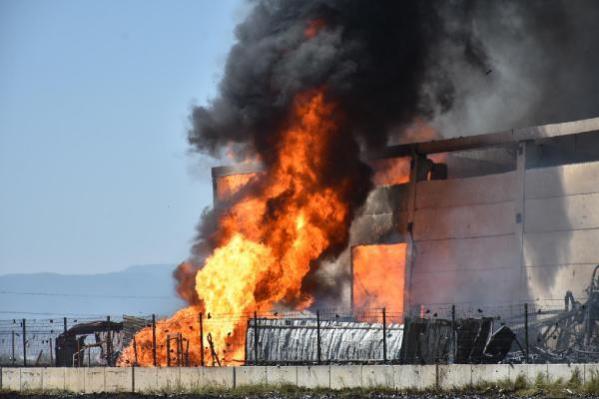 Son Dakika… İzmir’de korkutan yangın! Etraftaki fabrikalara da sıçradı!
