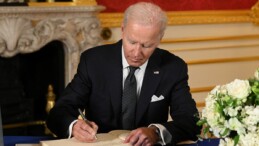 Joe Biden, Kraliçe Elizabeth için taziye mesajı yazarken elindeki nota baktı