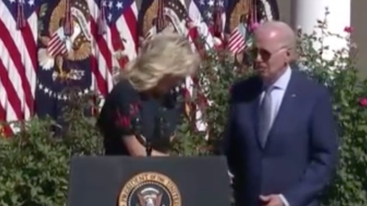 Joe Biden, kürsüde yolunu şaşırdı