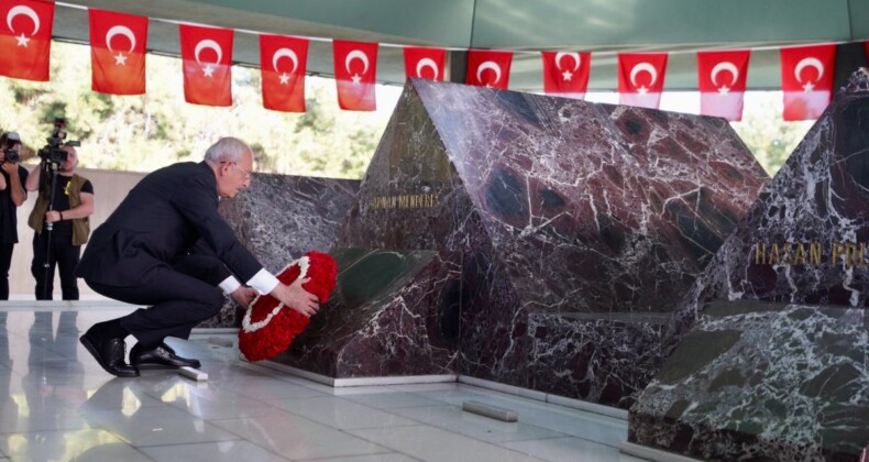 Kemal Kılıçdaroğlu’ndan Adnan Menderes ve Turgut Özal’ın mezarlarına ziyaret