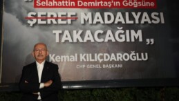 Kılıçdaroğlu Elazığ’da eleştirildiği afişle poz verdi