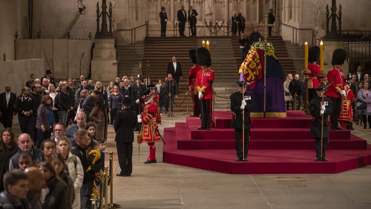 Kraliçe II. Elizabeth’in naaşını 250 bin kişi ziyaret etti
