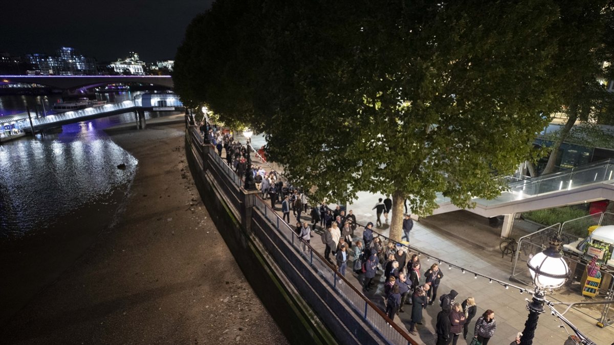 Londra’da Kraliçe’nin naaşını ziyaretler devam ediyor