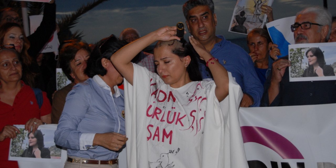 Mahsa Amini için kadınlar Kuşadası’nda da sokaktaydı