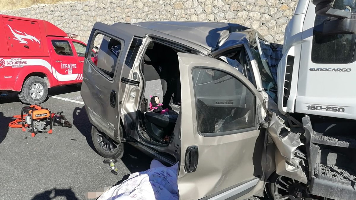 Malatya’da, hafif ticari araç tırla çarpıştı: 3 ölü