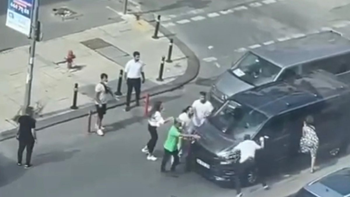 Maltepe’de minibüs şoförlerinin arasında yol verme kavgası çıktı