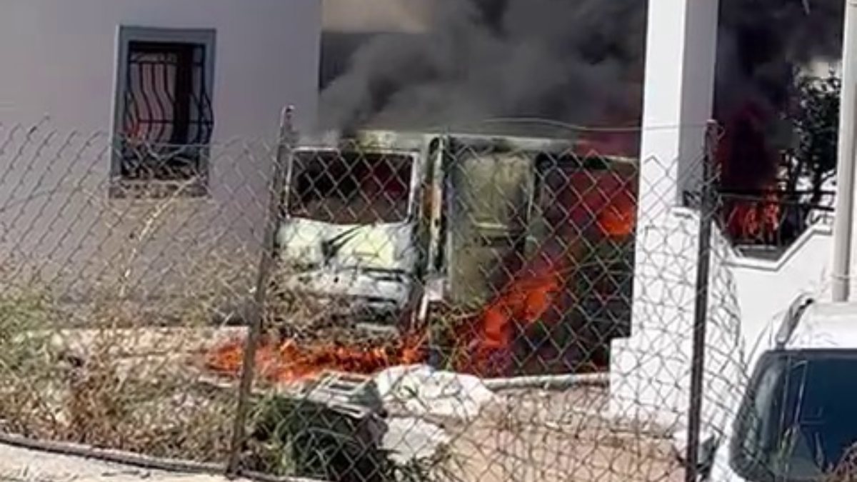 Muğla’da park halindeki kamyonet küle döndü