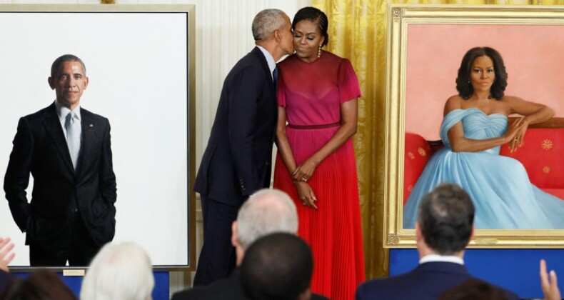 Obama çiftinin resmi portreleri Beyaz Saray’da tanıtıldı