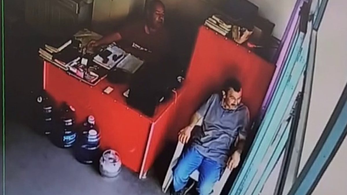 Osmaniye’de kontrolünü kaybeden otomobil iş yerine girdi