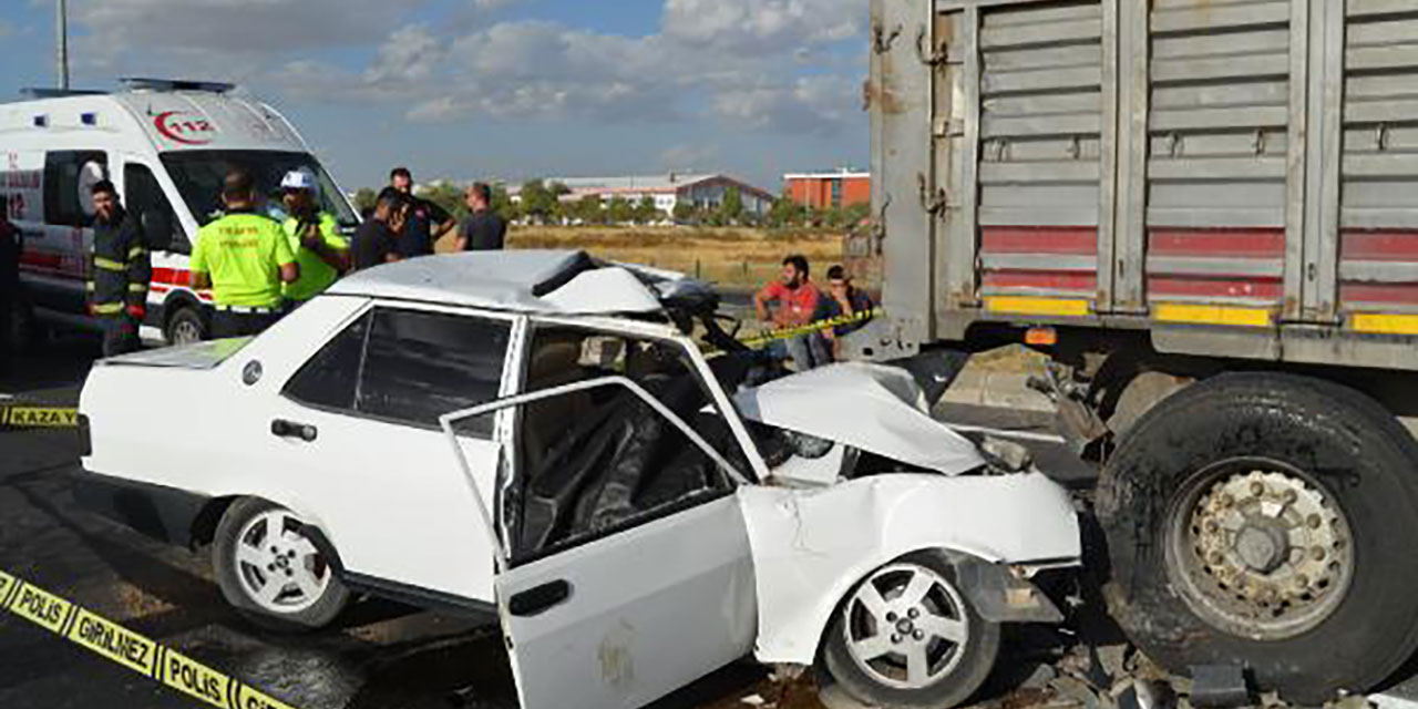 Otomobil, TIR’a çarptı: 2 ölü