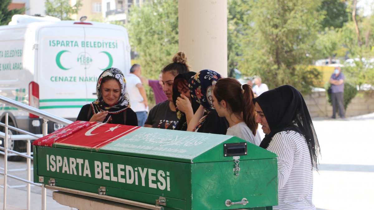 Özge öğretmen, gözyaşlarıyla son yolculuğuna uğurlandı