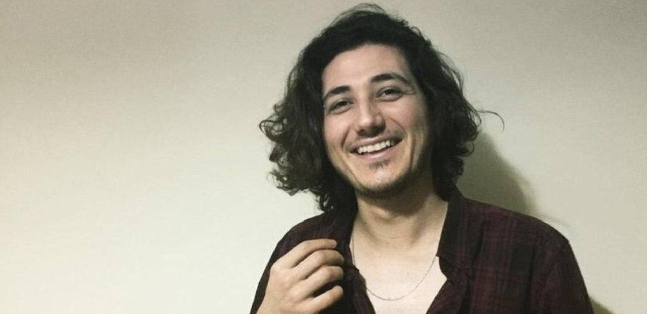 Parkta bıçaklanan genç, yaşam savaşını kaybetti