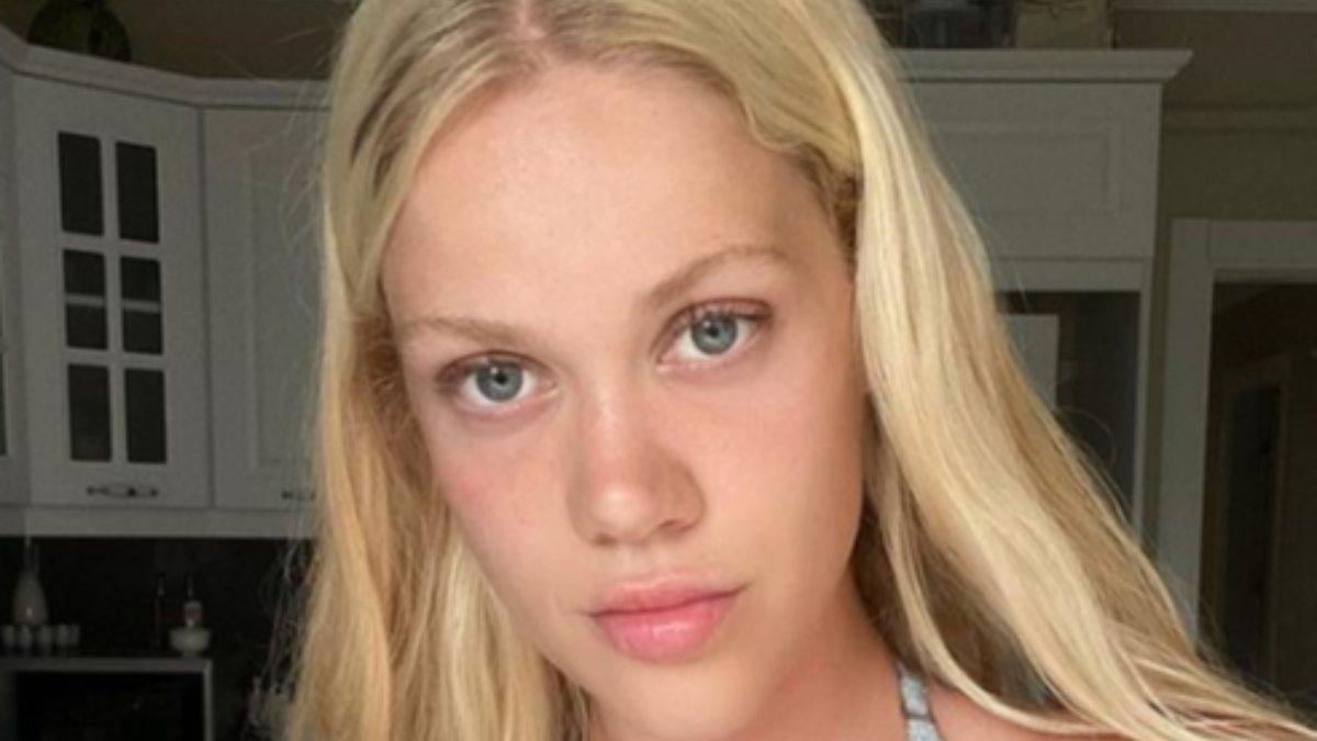 Serel Yereli’den cesur pozlar! Mayosuyla ayna karşısına geçince…