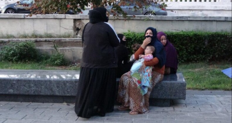 Taksim’de zabıta ekipleri çocuğuyla dilenirken yakalanan kadına müdahale etti