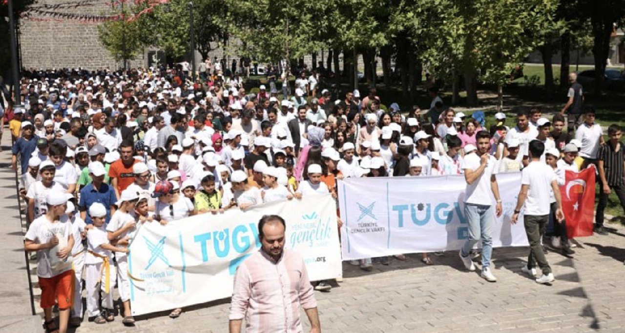 TÜGVA çocuklara takke taktırıp tekbirle yürüttü