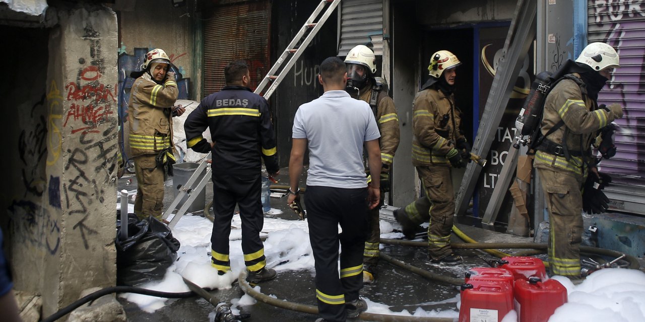 Yangın çıkan binanın dumanı yandaki yapıdan çıktı: Mahalleli bir daha panik oldu