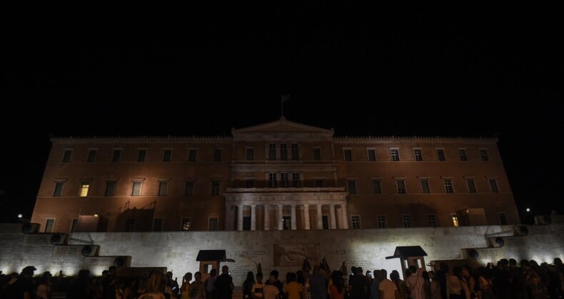 Yunanistan’da enerji tasarrufu: Parlamento binasının ışıkları söndürüldü