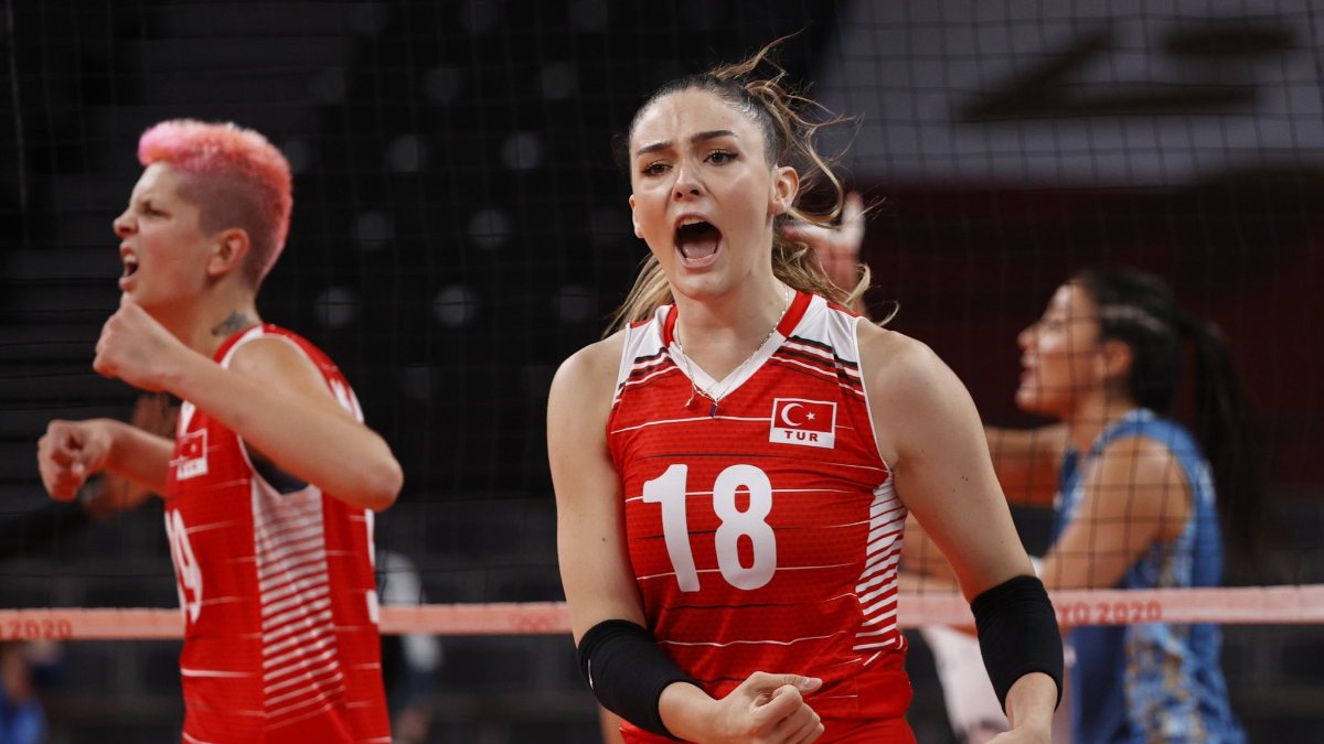 Zehra Güneş gömleğinin düğmelerini açınca olanlar oldu! “Gördüklerim halis mi?”