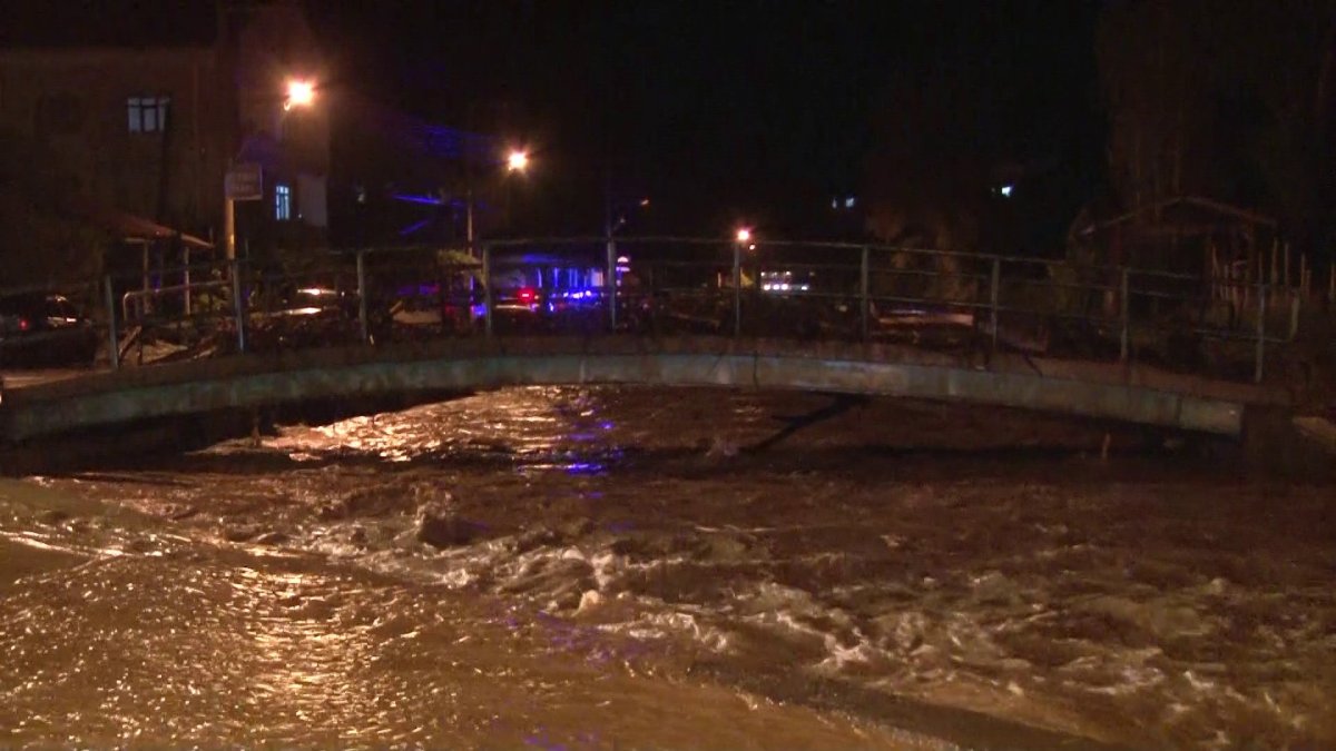 Zonguldak’ta doğum günü kutlayanların olduğu restoranı su bastı