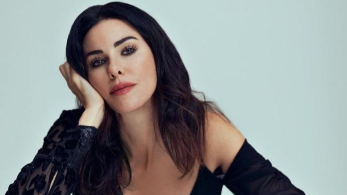 50 yaşındaki Defne Samyeli derin göğüs dekolteli sahne kıyafetiyle mest etti! “Gittikçe gençleşiyor”