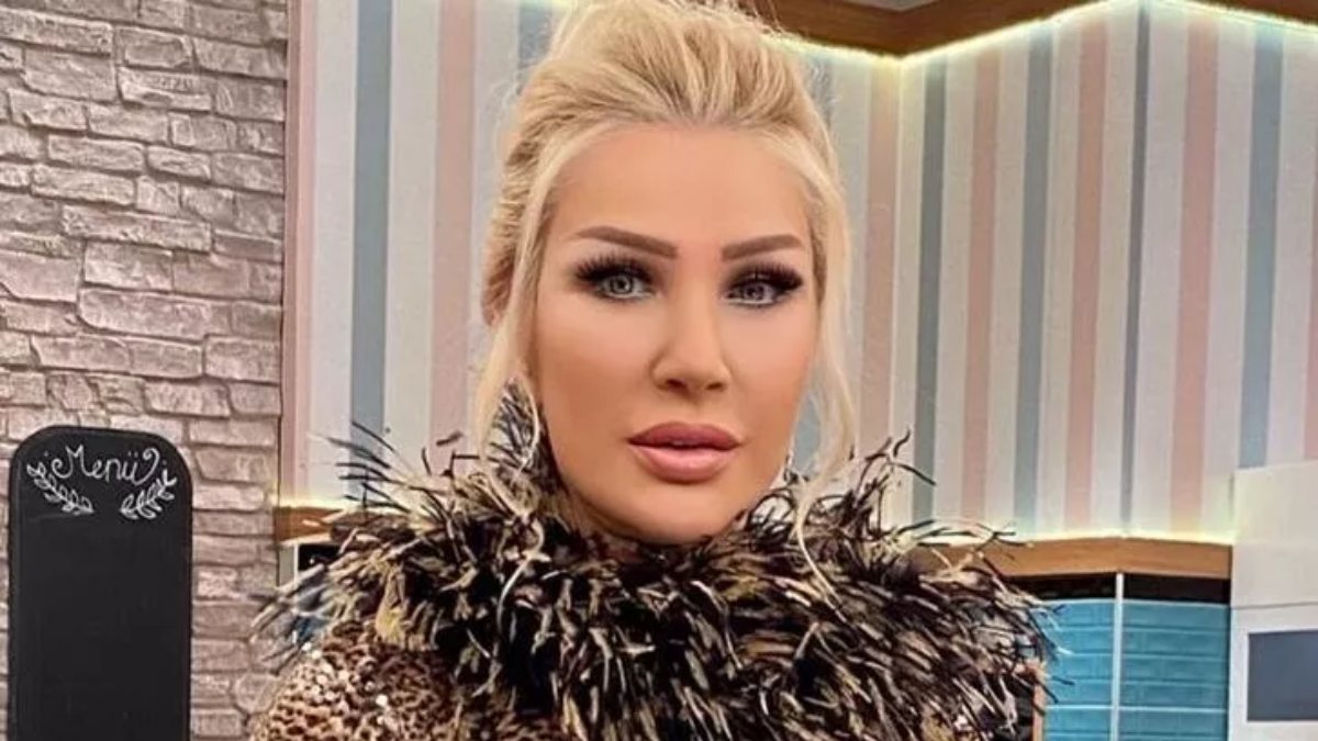 Açtıkça açtı! 59 yaşındaki Seda Sayan’ın derin göğüs dekolteli cesur pozu olay oldu!