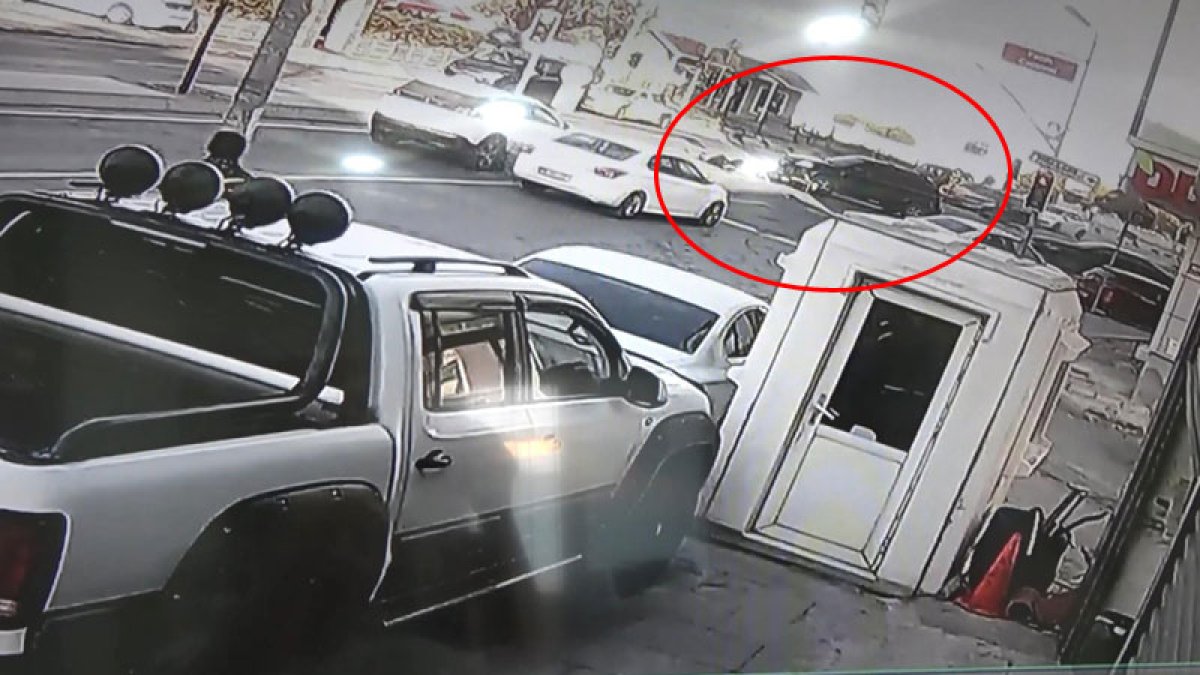 Arnavutköy’de kırmızı ışıkta geçen motosikletli otomobile çarptı