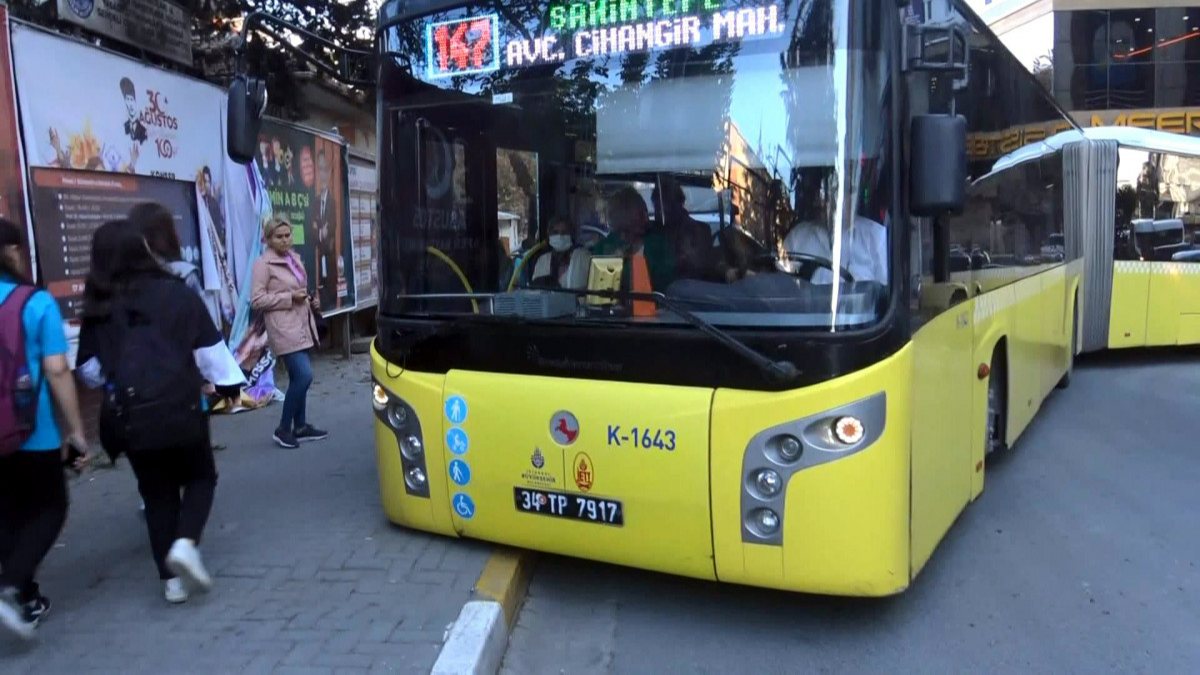 Avcılar’da kavşakta araç park edip gitti, trafiği kilitledi