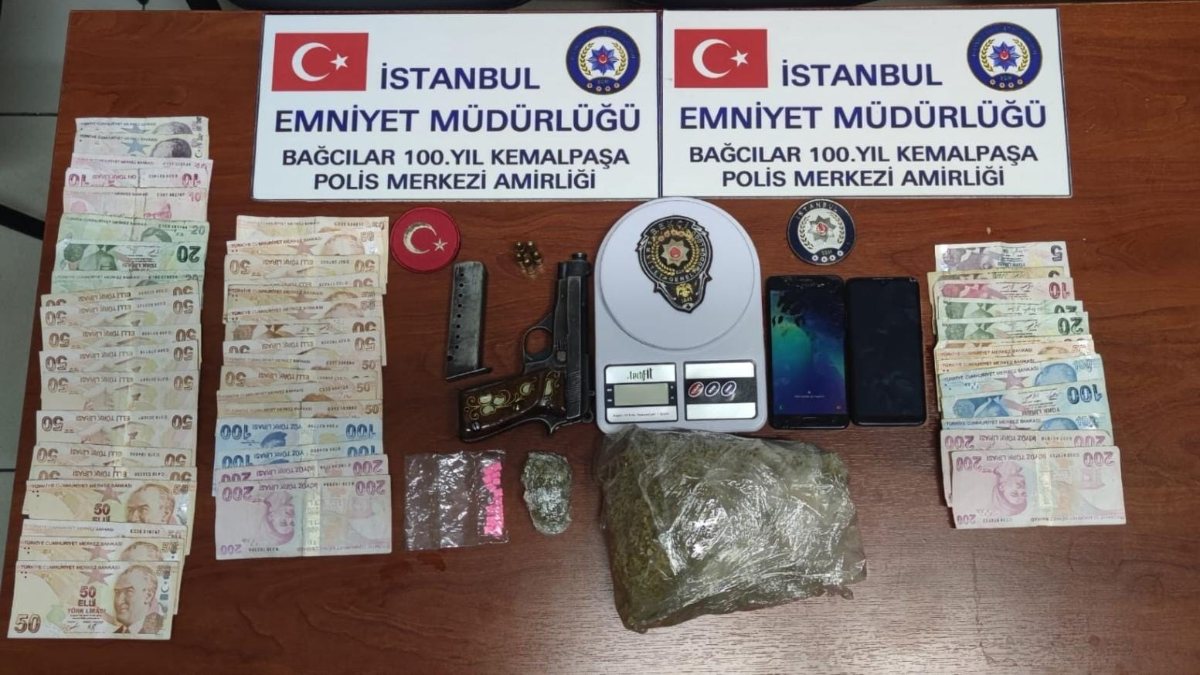 Bağcılar’da arama yapmak isteyen polise silah çekti