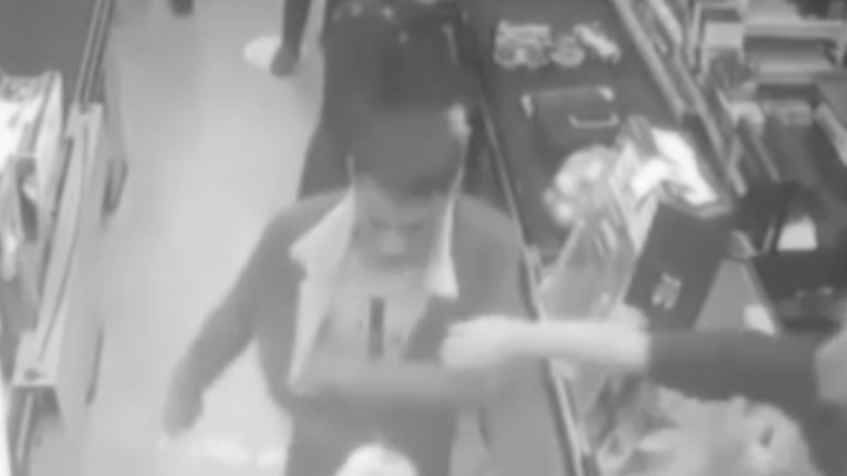 Bağcılar’da markette yakalanan hırsız, çalışanı bıçakladı