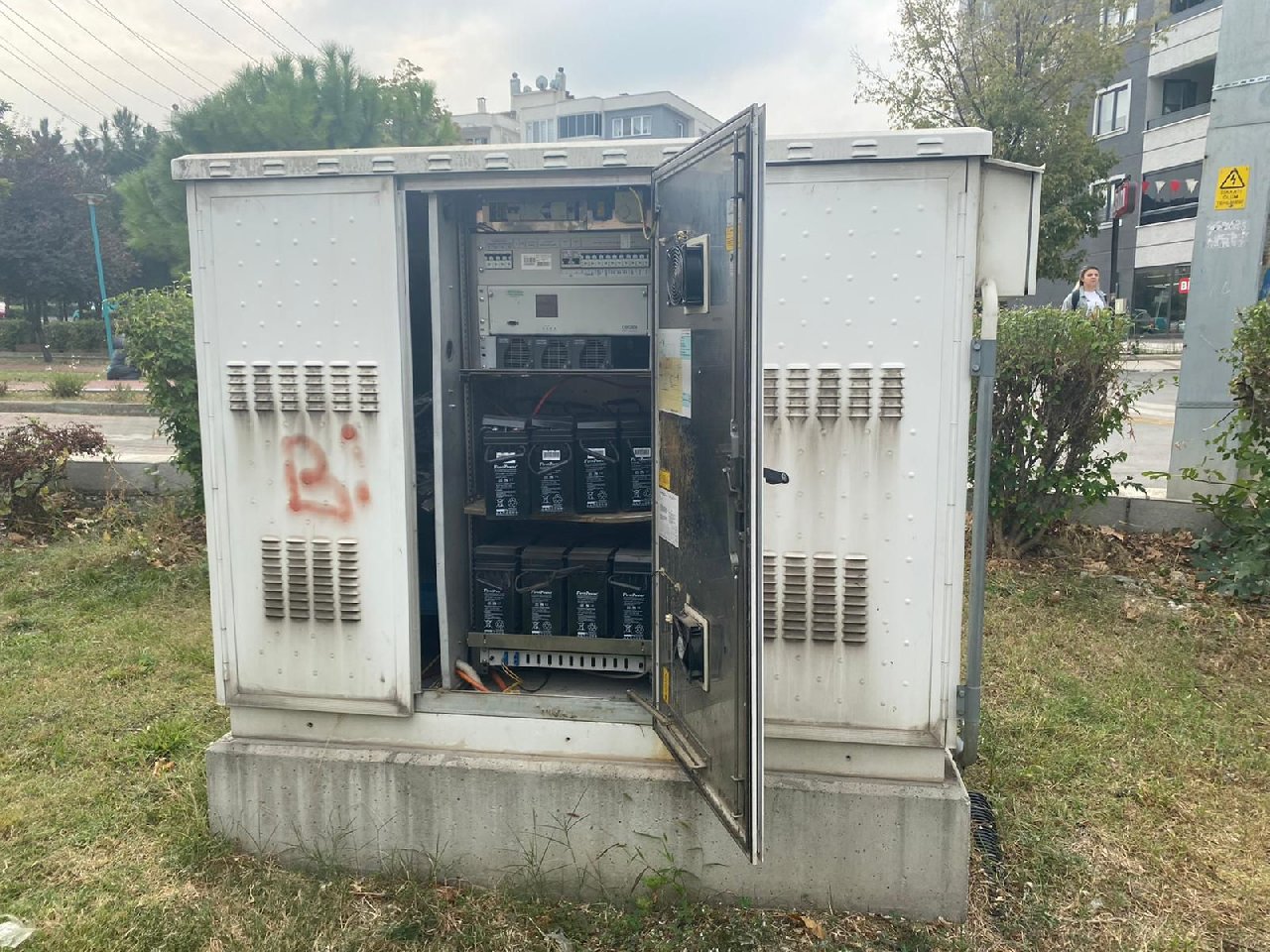 Bakım yapıyor gibi 1 milyon TL değerindeki 400 aküyü çaldılar