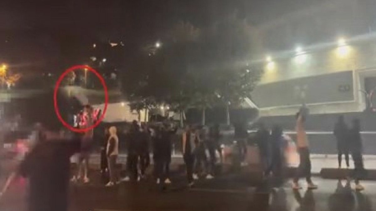 Beşiktaş Stadı önüne gelen satırlı gruptan 9 kişi yakalandı