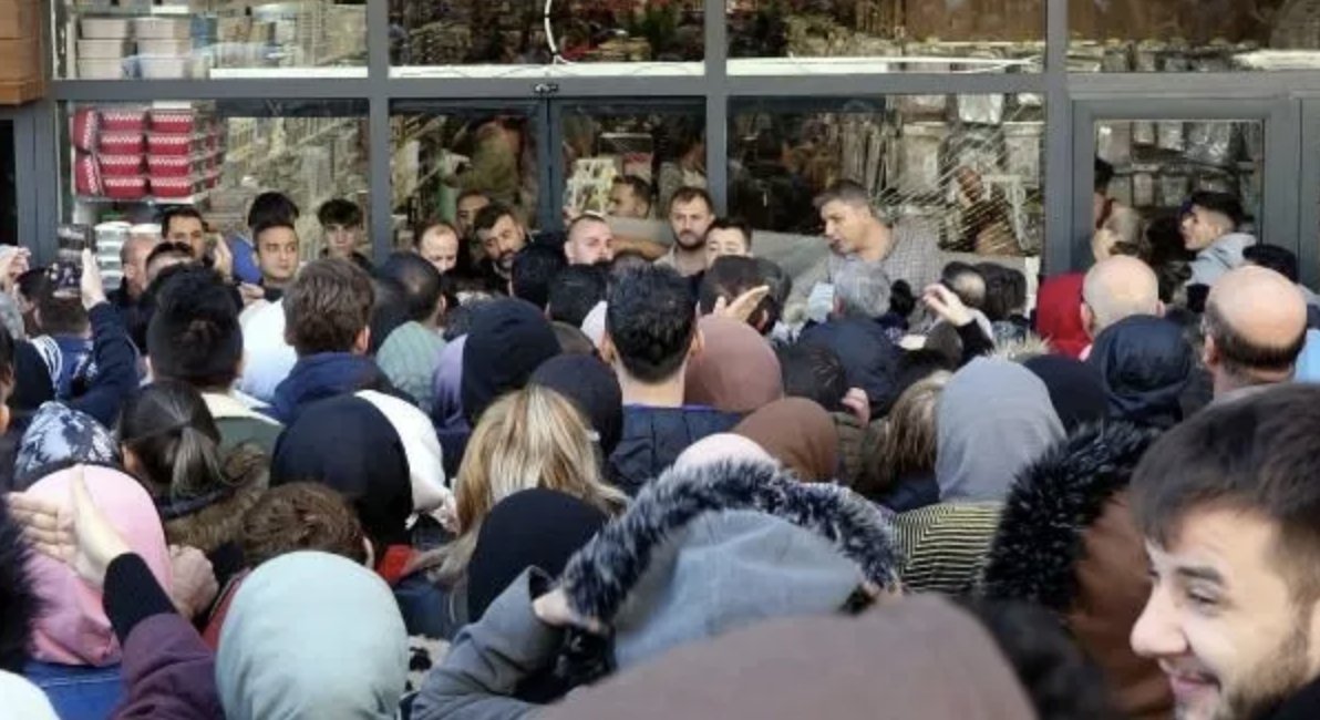 Bursa’da ‘indirim’ izdihamı: Yaralılar var