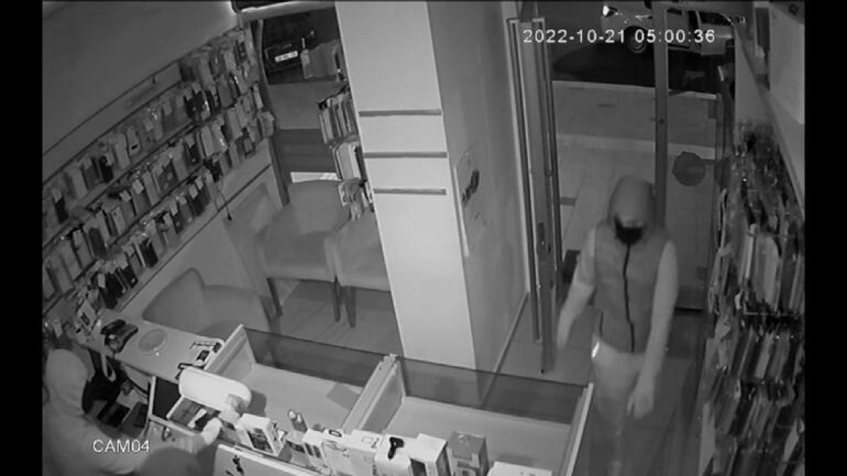 Büyükçekmece’de 5 dakikada 20 cep telefonu ve bir otomobili çaldılar