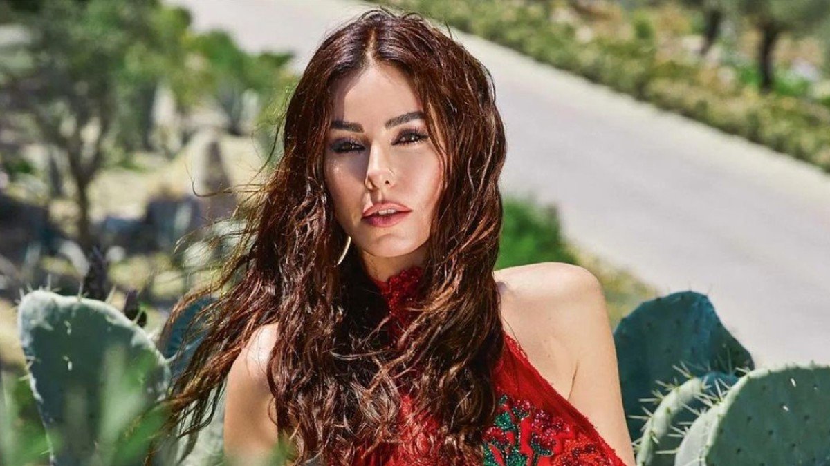 Defne Samyeli göğüs dekolteli sahne kıyafetiyle nefes kesti! ‘Yandı buralar’