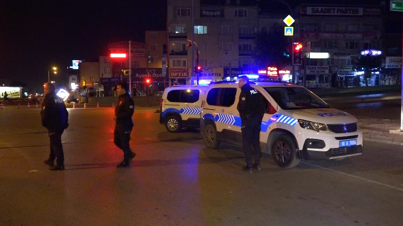 Dur ihtarına uymayan sürücü polis barikatına takıldı: ‘Polisleri şaka yapan arkadaşım sandım’ dedi