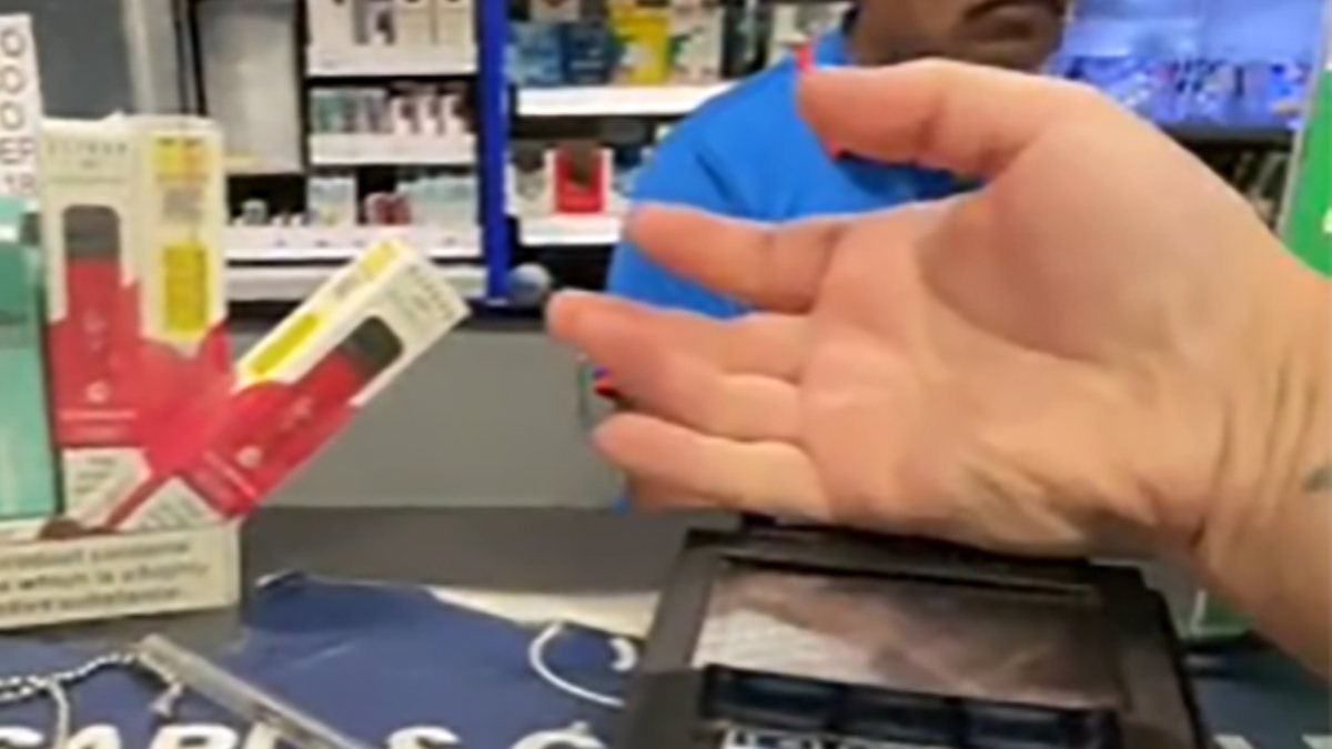 Eline banka kartı çipi yerleştiren İngiliz