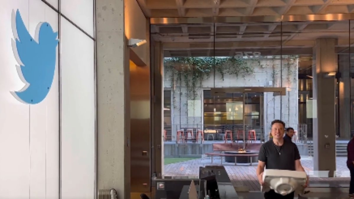 Elon Musk elinde lavaboyla Twitter Genel Merkezi’ne girdi