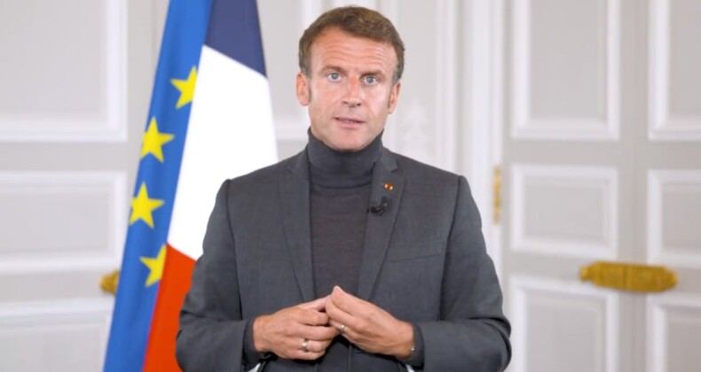 Emmanuel Macron enerji tasarrufu farkındalığı için boğazlı kazak giydi