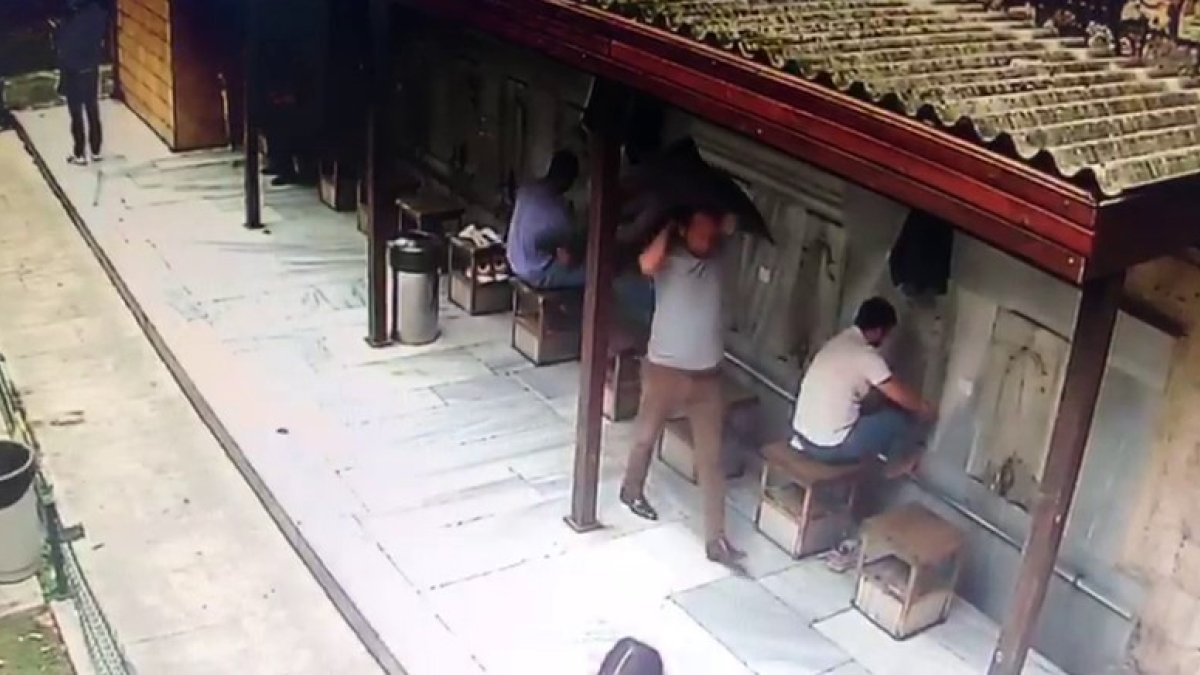 Fatih’te abdest alacakmış gibi yaparak, askıdaki ceketten 10 bin dolar çaldı