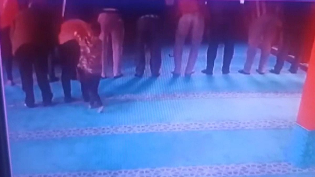 Fatih’te küçük çocuk, namazda babasından aşırdığı parayı cami kumbarasına attı