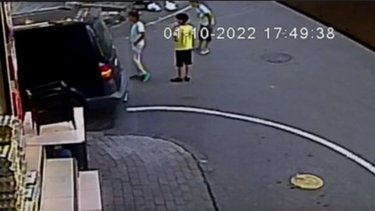 Gaziosmanpaşa sokakta oynayan çocuklar, kazadan saniyeler ile kurtuldu