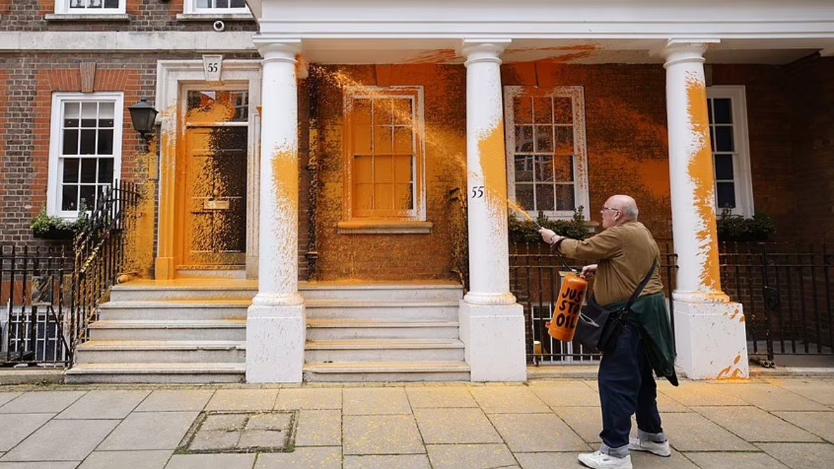 İngiltere’de lobi gruplarının binasına boyalı saldırı düzenlendi