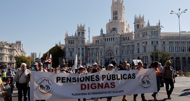 İspanya’da emekliler hayat pahalılığına isyan etti