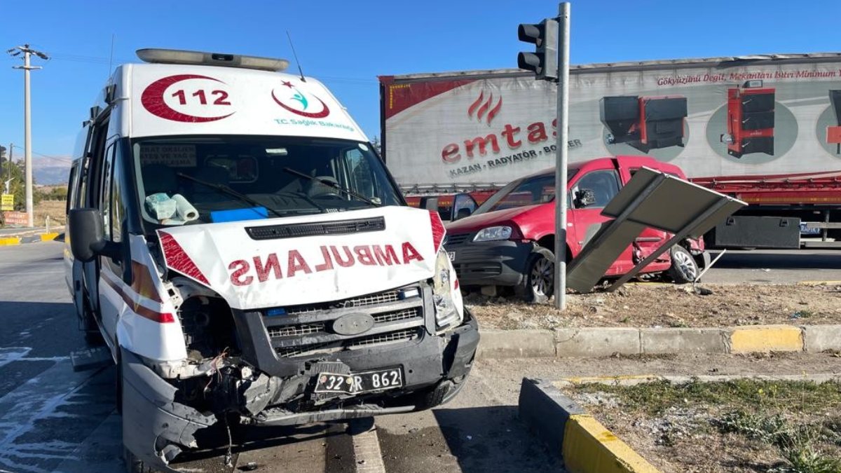 Isparta’da ambulans ile araç çarpıştı: 1 ölü